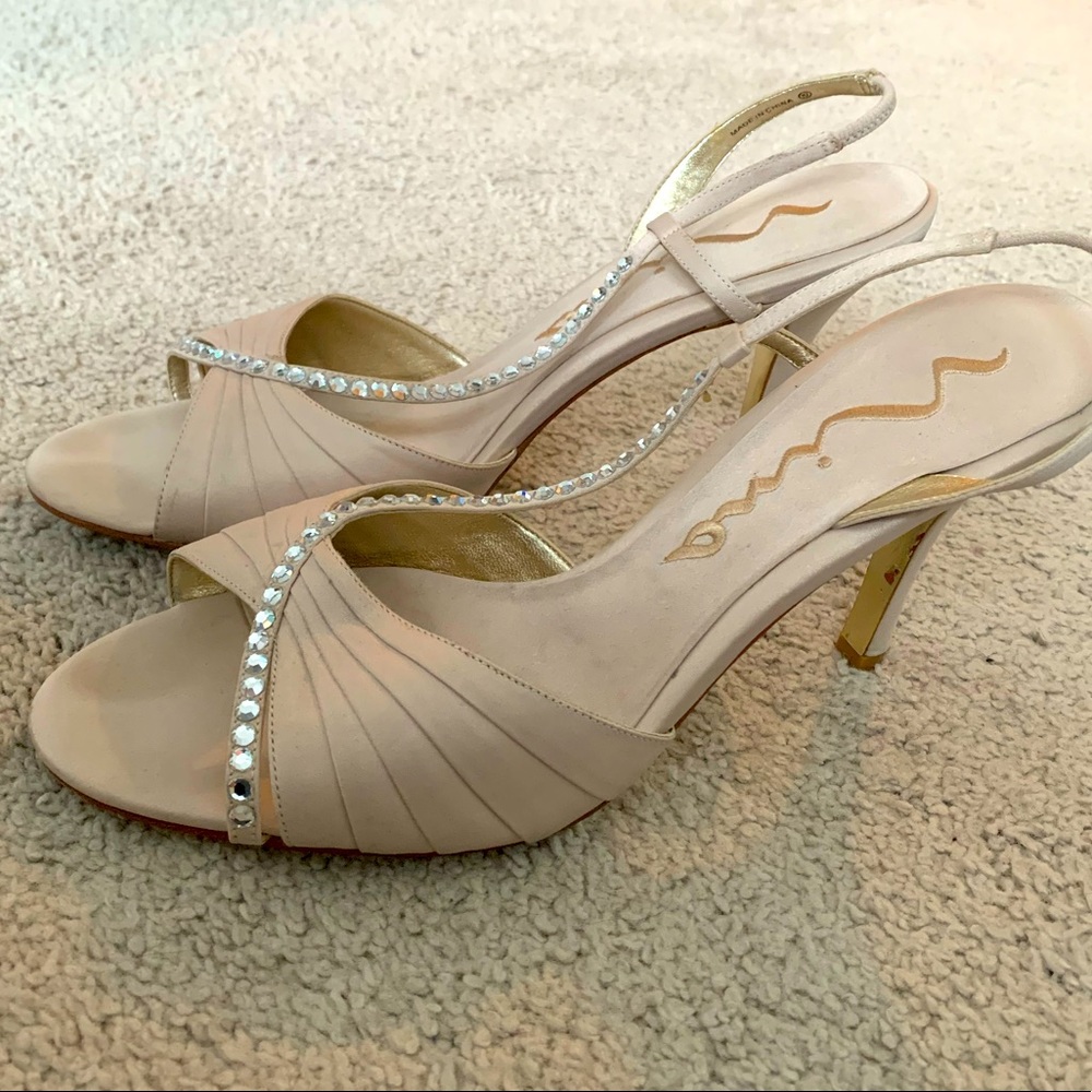 ♻️2/$8 ♻️Champagne Satin Heels DONATING SOON